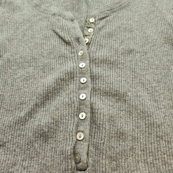 Grey undershirt styled shirt with 3/4 length sleeves - Picture 3 of 8